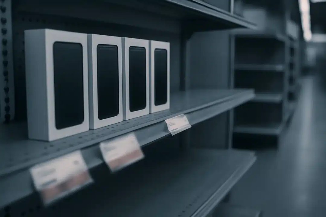 Apple Watch Series 8 45mm GPS Stainless Steel Case — Zdjęcie poglądowe — kolor może się różnić
